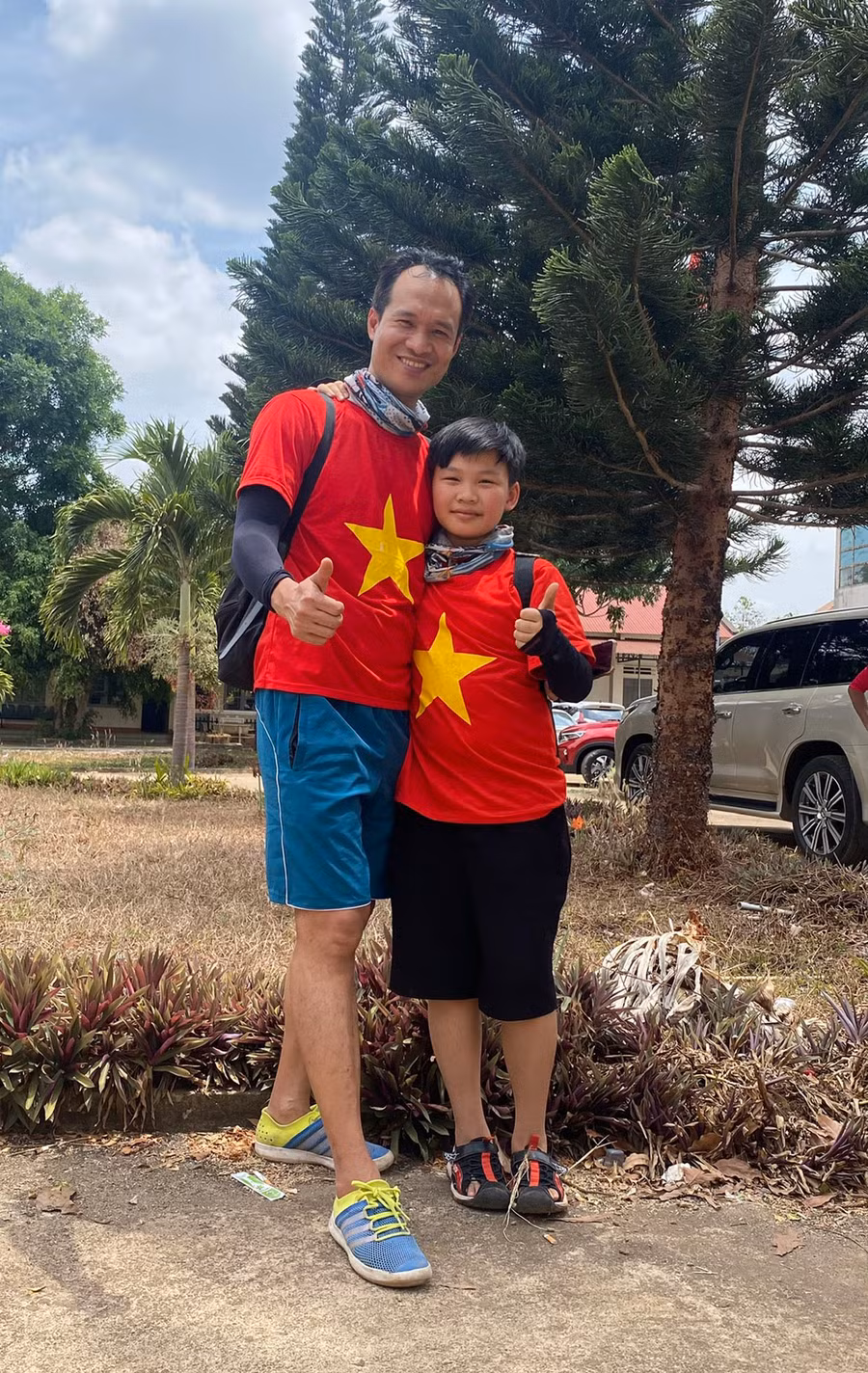 Hai bố con cuarơ Nông Quang Anh tham gia chương trình thiện nguyện "Kết nối yêu thương" tại huyện Ia Grai, Gia Lai. Ảnh: Sơn Ca Hai bố con cuarơ Nông Quang Anh tham gia chương trình thiện nguyện "Kết nối yêu thương" tại huyện Ia Grai, Gia Lai. Ảnh: Sơn Ca