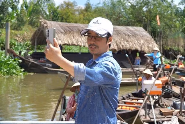 Lưu lại khoảnh khắc đẹp ở chợ nổi Tân Phong. Ảnh: THANH NAM Lưu lại khoảnh khắc đẹp ở chợ nổi Tân Phong. Ảnh: THANH NAM