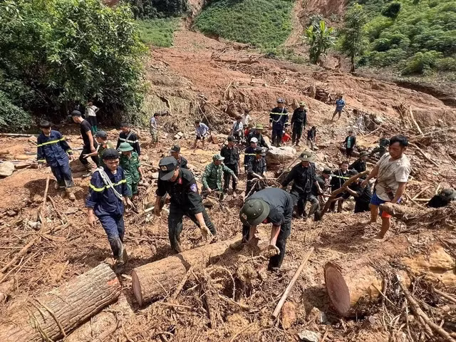 Công an tỉnh Điện Biên giúp người dân khắc phục hậu quả mưa lũ. Ảnh: CTV