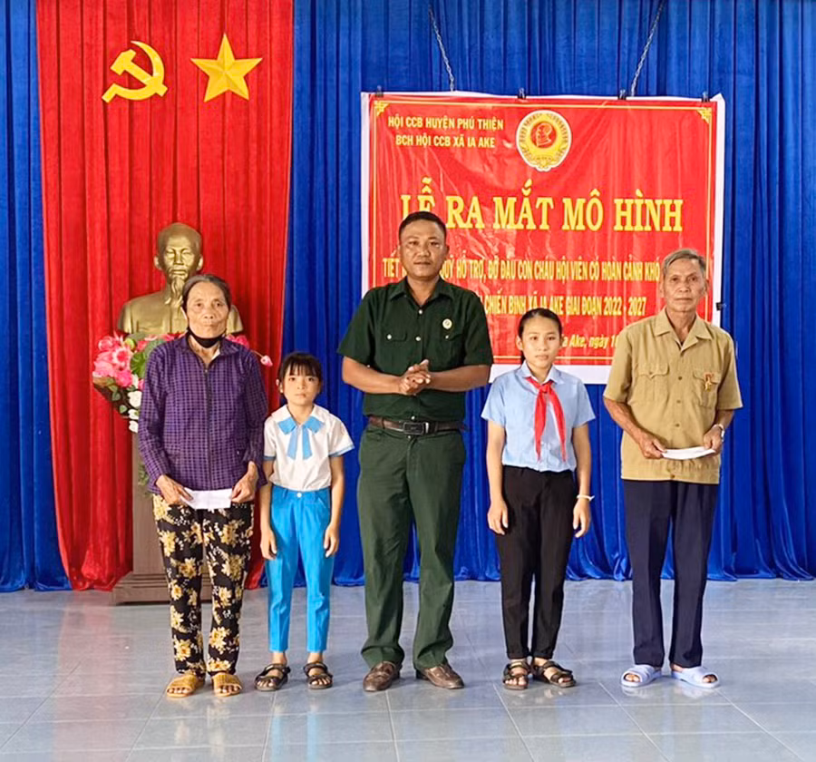 Đại diện Hội CCB xã Ia Ake (huyện Phú Thiện) trao kinh phí hỗ trợ cháu của hội viên Phạm Thị Cậy và Lý Văn Thể. Ảnh: V.C