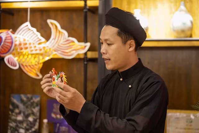 Anh Hậu được phong nghệ nhân tò he khi mới 29 tuổi. Ảnh: TGCC
