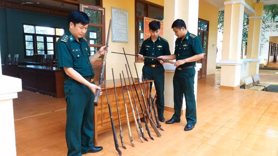 Cán bộ Đồn Biên phòng Sa Thầy, BĐBP Kon Tum thu hồi vũ khí tàng trữ, sử dụng trái phép trong nhân dân. Ảnh: Thái Kim Nga