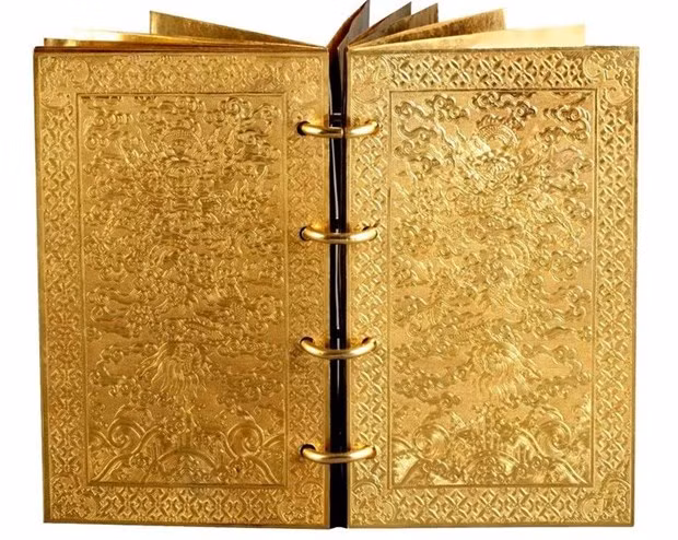 “Thánh chế mạng danh kim sách” do vua Minh Mạng ban hành vào năm 1823, hiện được bảo quản ở Bảo tàng Lịch sử Quốc gia Việt Nam. (Ảnh: Cục Di sản văn hóa)