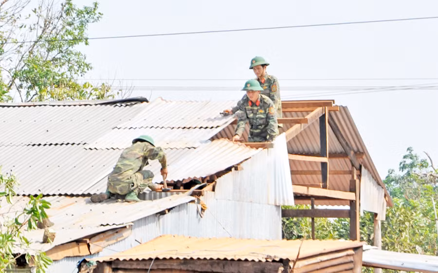 Đoàn viên thanh niên Lữ đoàn Pháo phòng không 234 giúp người dân xã Ia Băng (huyện Đak Đoa) khắc phục hậu quả thiên tai. Ảnh: Vĩnh Hoàng