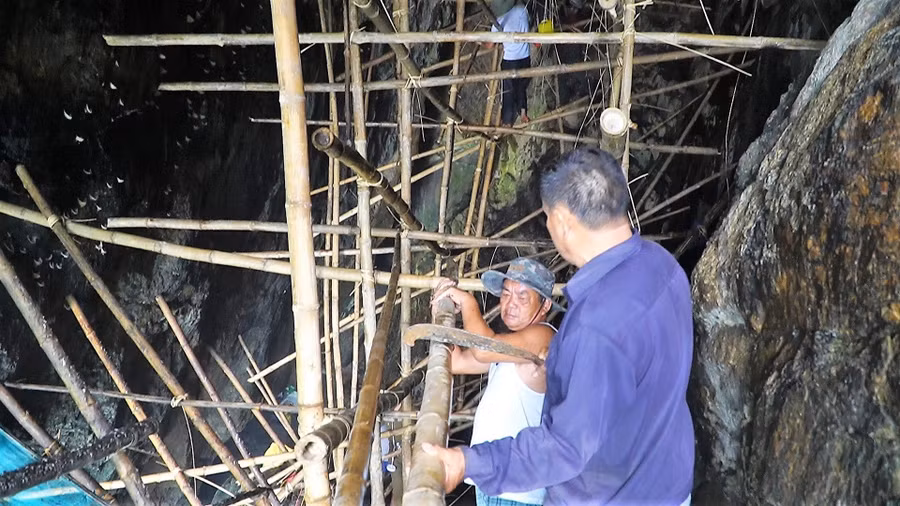 Hệ thống giàn giáo bằng tre chênh vênh trên vách đá. Ảnh: T.V
