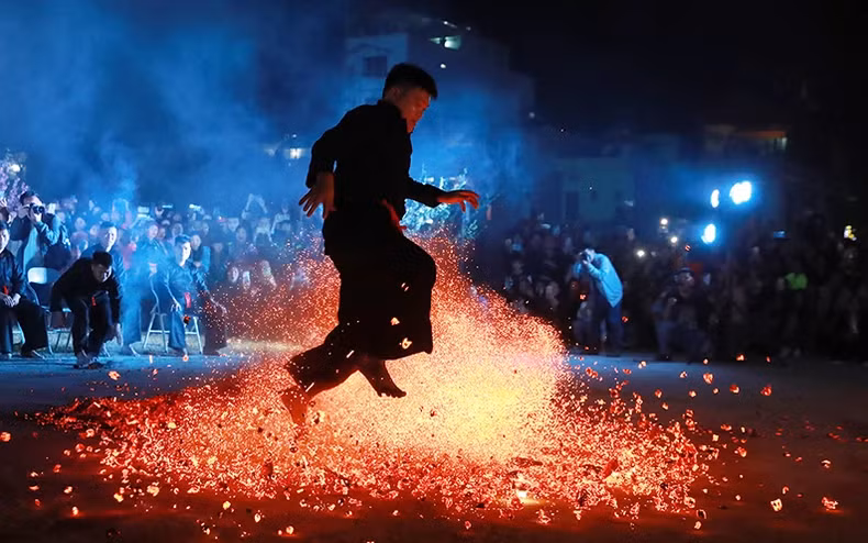 Lễ hội nhảy lửa dân tộc Dao.