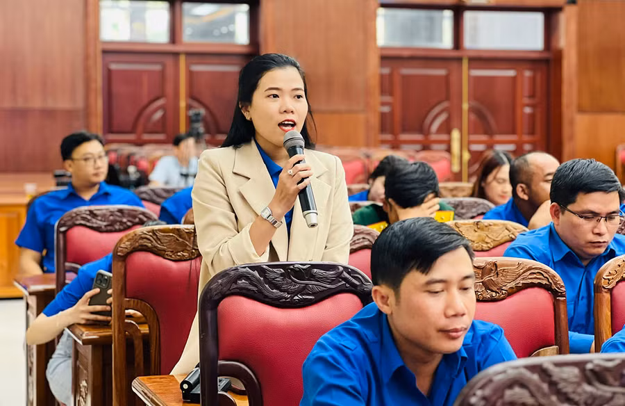 Chị Lê Nguyễn Hồng Vân-Phó Bí thư Đoàn Thanh niên Công ty TNHH một thành viên Cao su Chư Păh đặt câu hỏi tại hội nghị đối thoại. Ảnh: Phan Lài