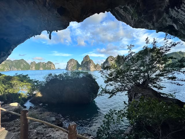Khung cảnh đẹp như bức tranh thủy mặc nhìn từ hang Trống. Ảnh: Lã Nghĩa Hiếu
