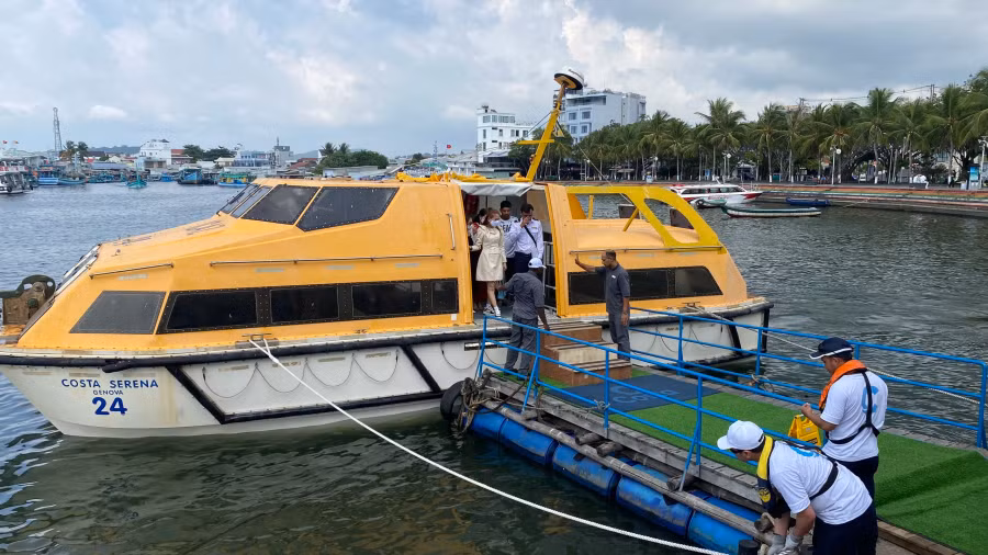 Du khách chuẩn bị rời tender lên bờ tham quan Phú Quốc. Ảnh: HOÀNG TRUNG Du khách chuẩn bị rời tender lên bờ tham quan Phú Quốc. Ảnh: HOÀNG TRUNG