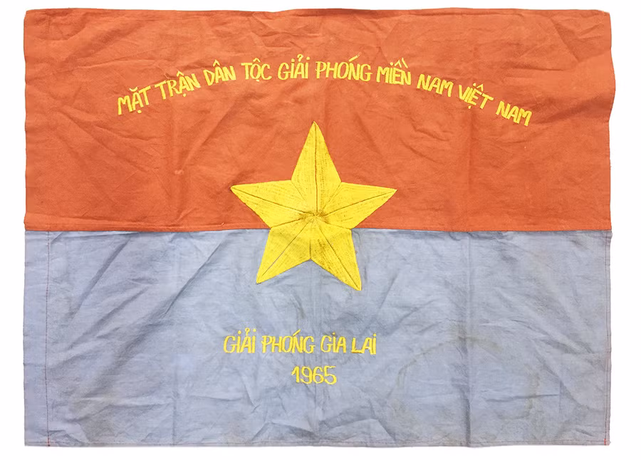 Lá cờ Mặt trận Dân tộc Giải phóng miền Nam Việt Nam-”Giải phóng Gia Lai 1965”. Ảnh: N.A.M Lá cờ Mặt trận Dân tộc Giải phóng miền Nam Việt Nam-”Giải phóng Gia Lai 1965”. Ảnh: N.A.M