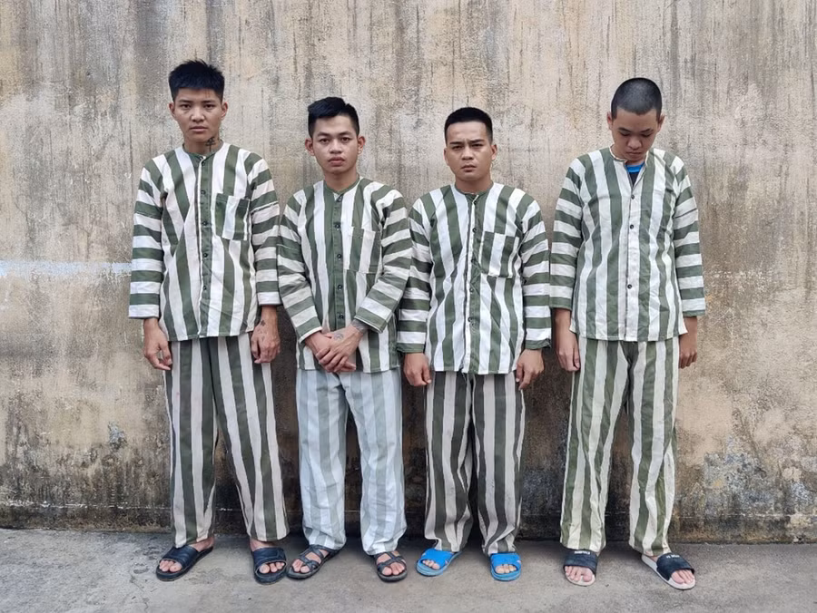 Các đối tượng (từ trái sang): Nguyễn Văn San, Đinh Văn Hiên, Đinh Hoài Ân, Nguyễn Hoàng Bách đã bị khởi tố, tạm giam. Ảnh: Hải Sơn Các đối tượng (từ trái sang): Nguyễn Văn San, Đinh Văn Hiên, Đinh Hoài Ân, Nguyễn Hoàng Bách đã bị khởi tố, tạm giam. Ảnh: Hải Sơn