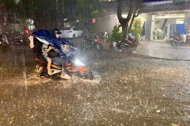 Vùng áp thấp suy yếu từ áp thấp nhiệt đới trên Biển Đông tiếp tục gây mưa lớn ở nhiều nơi. Ảnh PHAN HẬU