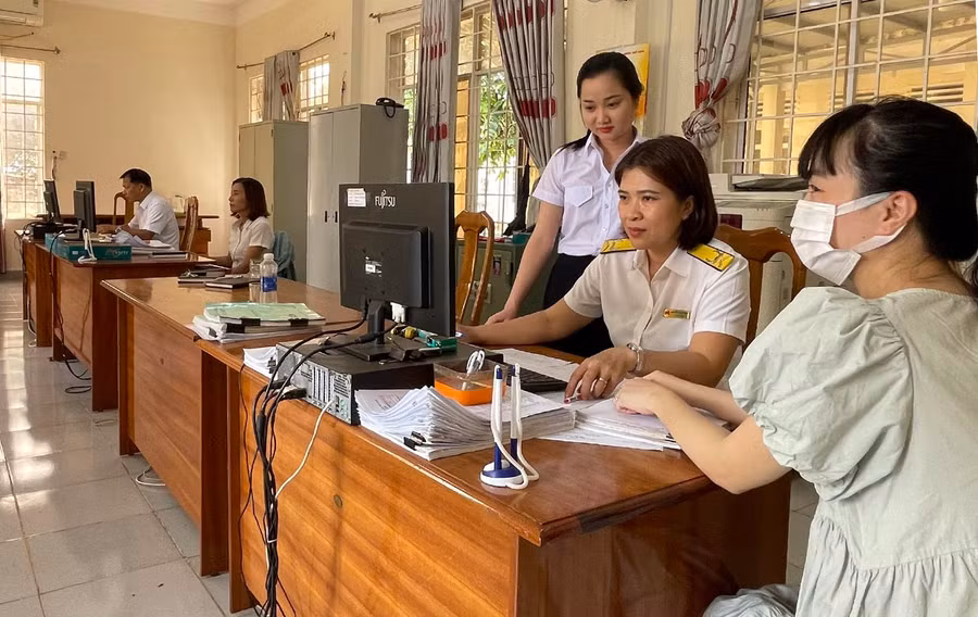 Chi cục Thuế huyện Đức Cơ đôn đốc, hướng dẫn người dân nộp tiền sử dụng đất ghi nợ đúng hạn, đảm bảo nguồn thu cho ngân sách. Ảnh: H.B