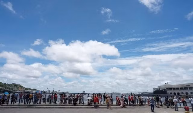 Công chúng Cuba đứng xem tàu chiến Nga cập cảng Havana. Ảnh: Reuters Công chúng Cuba đứng xem tàu chiến Nga cập cảng Havana. Ảnh: Reuters