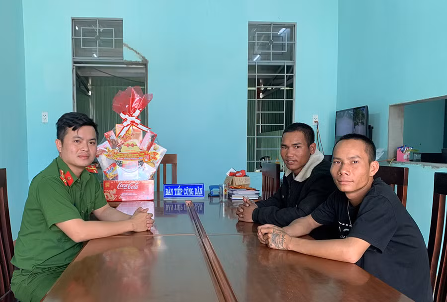 Cán bộ Công an xã Yang Nam trao đổi với anh Đinh San và Đinh Văn Đá về việc bị lừa bán sang Campuchia. Ảnh: R.H