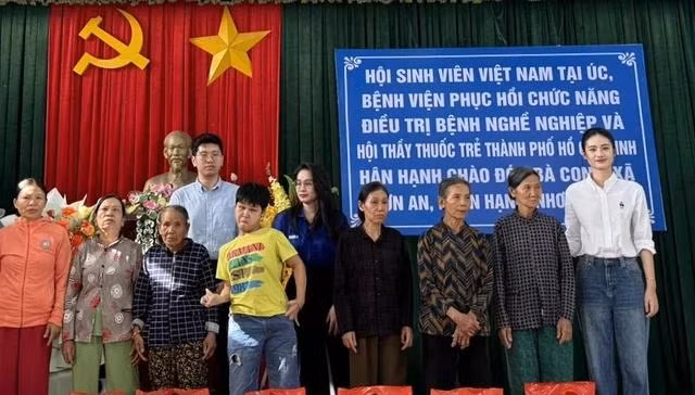 Hoa hậu Ý Nhi (bìa phải) cùng đại diện SVAU tặng quà cho người dân TX.An Nhơn. Ảnh ĐOÀN NHƠN PHONG