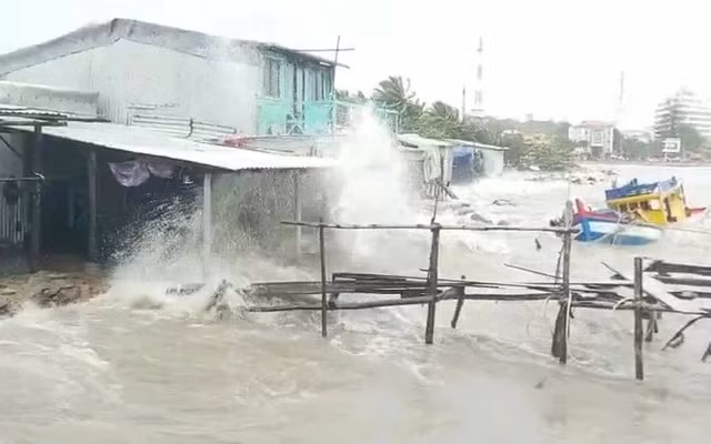Vùng áp thấp hình thành từ đêm nay khiến Biển Đông có sóng cao 4 m. Ảnh T.N