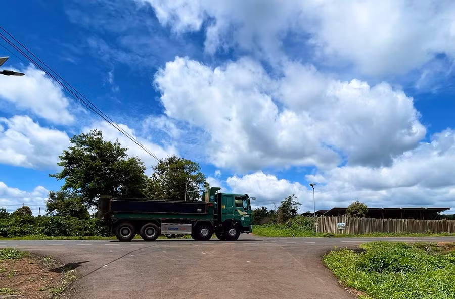 Ngã tư thuộc địa phận làng Châm Prông và làng Bông Lar (xã Ia Băng) giao với đường tránh quốc lộ 19 đoạn qua huyện Đak Đoa đang là “điểm đen” tai nạn giao thông. Ảnh: M.P
