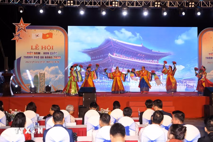 Các nghệ sỹ Hàn Quốc biểu diễn nghệ thuật tại lễ khai mạc Lễ hội Việt Nam-Hàn Quốc tại Đà Nẵng. (Ảnh: Trần Lê Lâm/TTXVN)