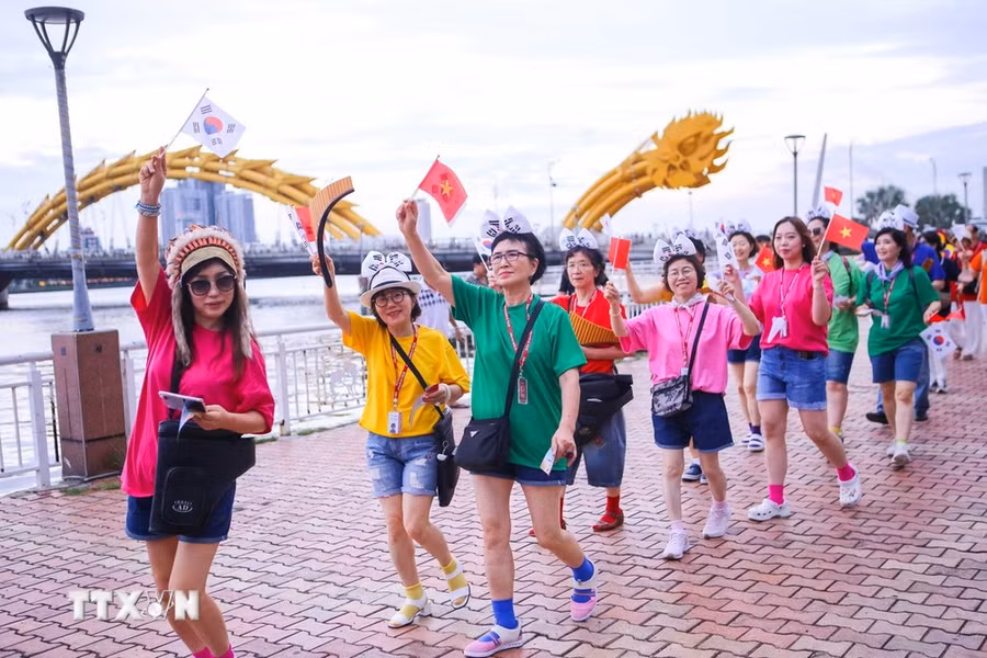 Đoàn nghệ thuật Hàn Quốc diễu hành chào người dân, du khách tại Đà Nẵng. (Ảnh: Trần Lê Lâm/TTXVN)