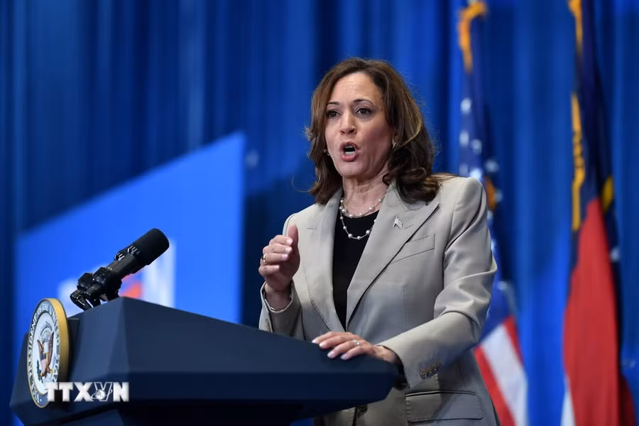 Bà Kamala Harris vận động bầu cử tại Bắc Carolina (Mỹ), ngày 18/7/2024. (Ảnh: AA/TTXVN) Bà Kamala Harris vận động bầu cử tại Bắc Carolina (Mỹ), ngày 18/7/2024. (Ảnh: AA/TTXVN)
