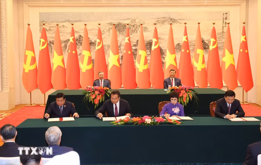 Lễ ký Thỏa thuận hợp tác nghiệp vụ giữa Thông tấn xã Việt Nam với Tân Hoa xã (bên phải) và hợp tác về đầu tư (bên trái) giữa hai nước. (Ảnh: Trí Dũng/TTXVN) Lễ ký Thỏa thuận hợp tác nghiệp vụ giữa Thông tấn xã Việt Nam với Tân Hoa xã (bên phải) và hợp tác về đầu tư (bên trái) giữa hai nước. (Ảnh: Trí Dũng/TTXVN)