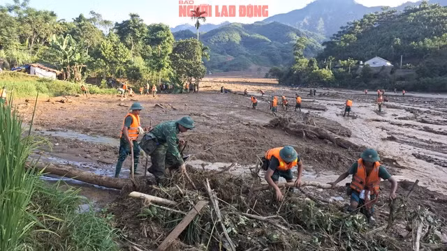 Lũ quét đã khiến 45 người đã chết và còn 50 người mất tích. Lực lượng quân đội và các lực lượng khác đang nỗ lực tìm kiếm các nạn nhân trong đống bùn đất đã san phẳng 37 ngôi nhà tại thôn Làng Nủ - Ảnh: Văn Duẩn