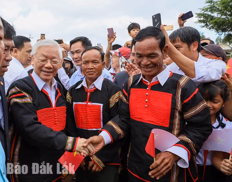 Cán bộ, đảng viên, nhân dân luôn nhớ về hình ảnh Tổng Bí thư Nguyễn Phú Trọng với một phong thái điềm đạm, ân cần. Ảnh: Nguyễn Gia