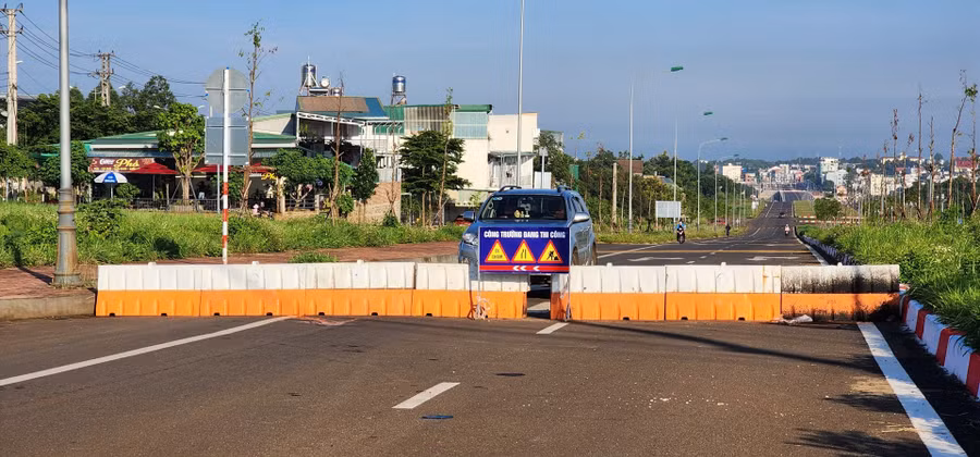 Lực lượng chức năng bố trí biển cấm phương tiện lưu thông trên tuyến Đại lộ Đông Tây sau khi có nhiều vụ tai nạn giao thông nghiêm trọng xảy ra. Ảnh: Ngọc Giàu