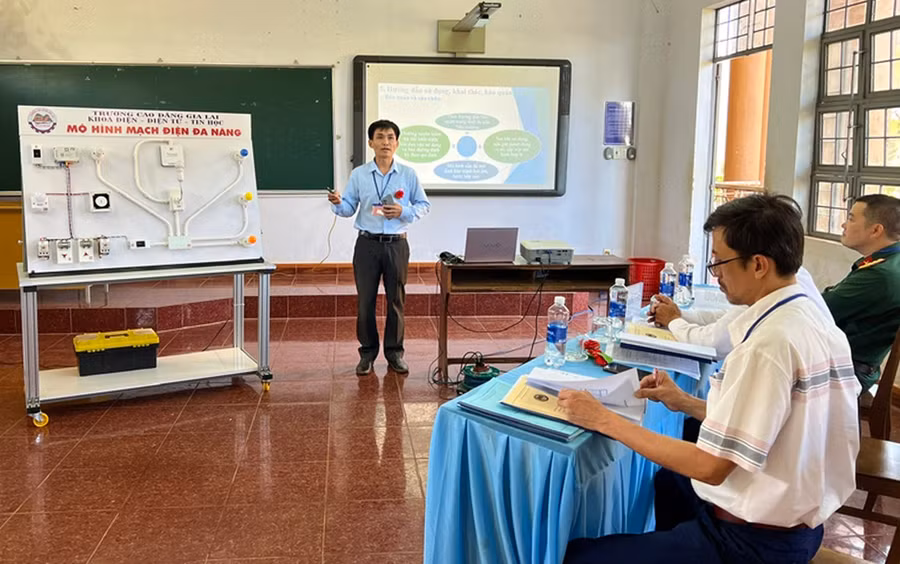 Thầy giáo Võ Thanh San (đứng) đại diện cho nhóm tác giả Trường Cao đẳng Gia Lai thuyết trình về Mô hình mạch điện đa năng-mô hình đạt giải nhất tại Hội thi thiết bị đào tạo tự làm toàn tỉnh năm 2023. Ảnh: Đ.Y