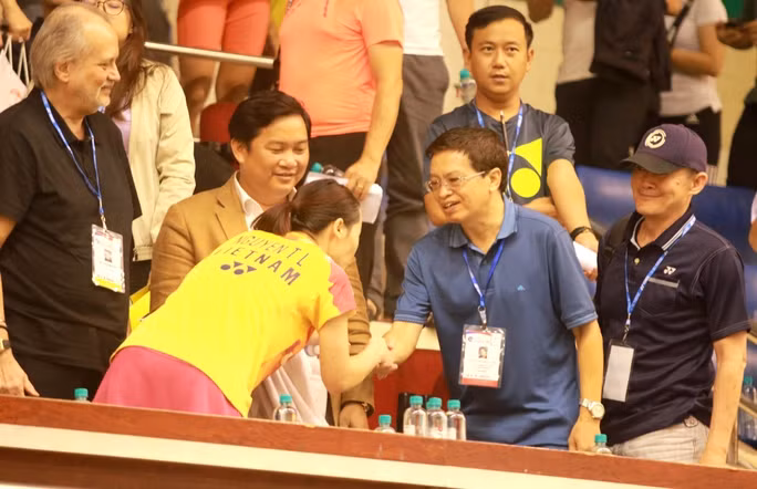 Lãnh đạo BWF và Liên đoàn Cầu lông TP HCM chúc mừng Thùy Linh vào chung kết