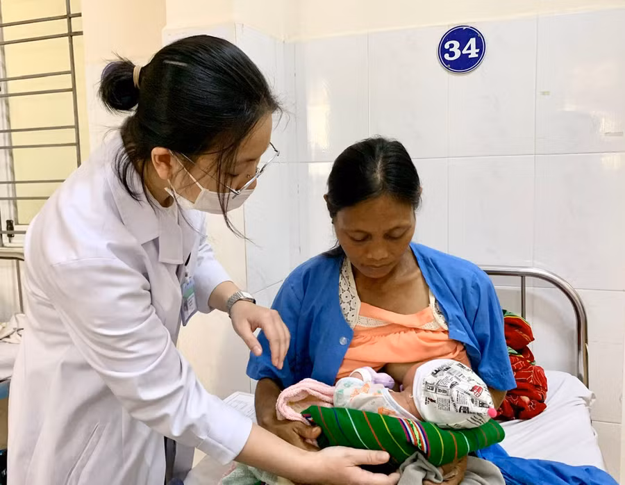 Nuôi con bằng sữa mẹ có rất nhiều lợi ích cho cả mẹ và trẻ sơ sinh. Ảnh: N.N Nuôi con bằng sữa mẹ có rất nhiều lợi ích cho cả mẹ và trẻ sơ sinh. Ảnh: N.N