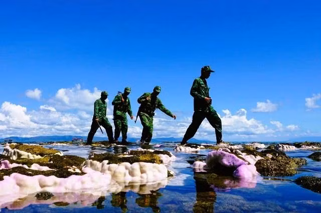 Bộ đội Trạm kiểm soát biên phòng Đồi Mồi tuần tra quanh đảo. Ảnh: MAI THANH HẢI