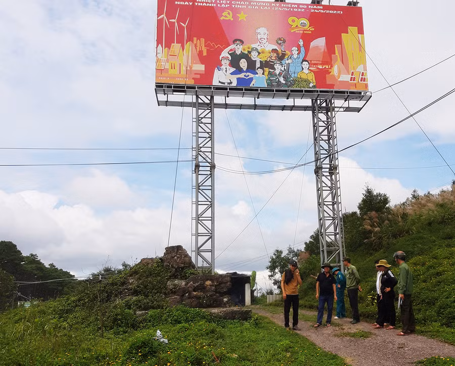 Dấu tích bia chiến thắng bên đường 19. Ảnh: Nguyễn Quang Tuệ