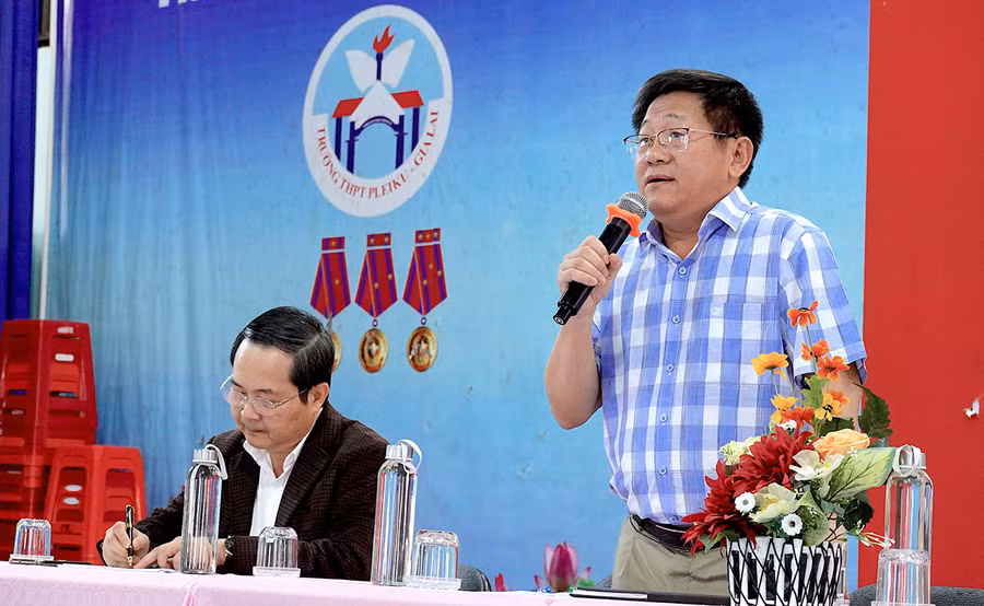 Tiến sĩ Trần Cao Bảo-Phó Giám đốc Phân hiệu Trường Đại học Nông lâm TP. Hồ Chí Minh tại Gia Lai thông tin về một số nhóm ngành nghề phù hợp với thị trường lao động ở địa phương. Ảnh: Mộc Trà.