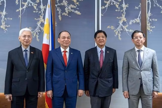Tổng thống Philippines và Chủ tịch Vingroup Phạm Nhật Vượng (giữa) trong buổi gặp riêng tại Hà Nội chiều 29.1