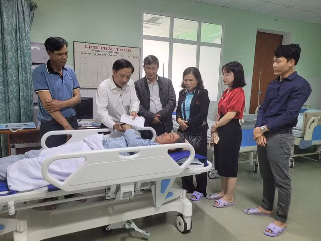 Cơ quan chức năng thị xã Điện Bàn thăm hỏi ông Hùng