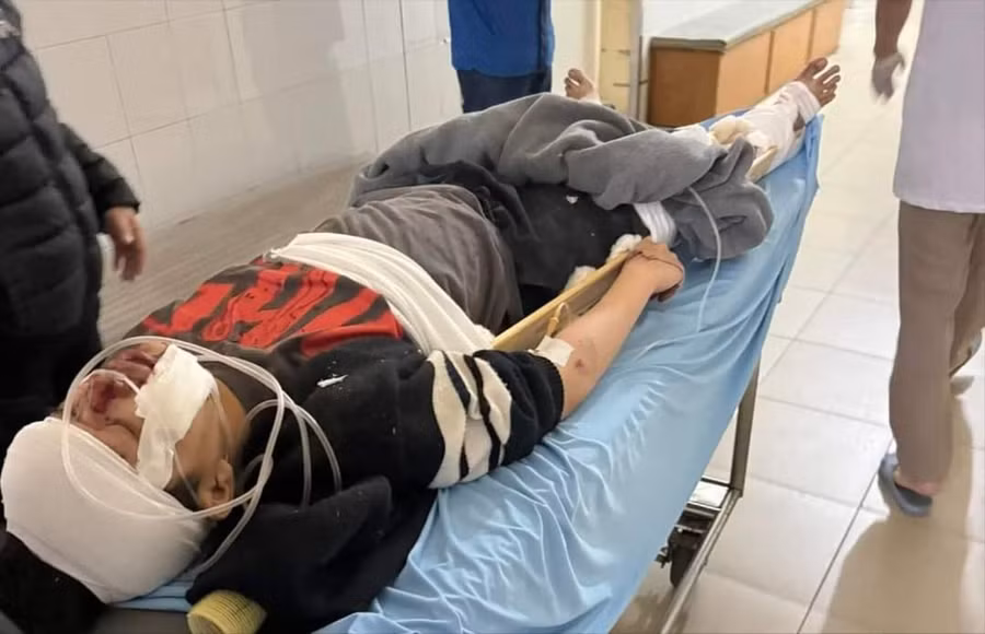 Hai em học sinh bị nhiều vết thương sau khi bị tấn công.