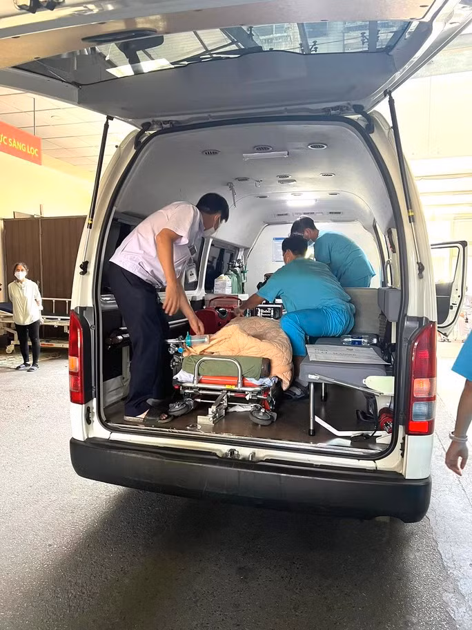 Nạn nhân được chuyển viện từ tỉnh Đắk Lắk về TP HCM để tiếp tục cứu chữa. Ảnh C.Nguyên
