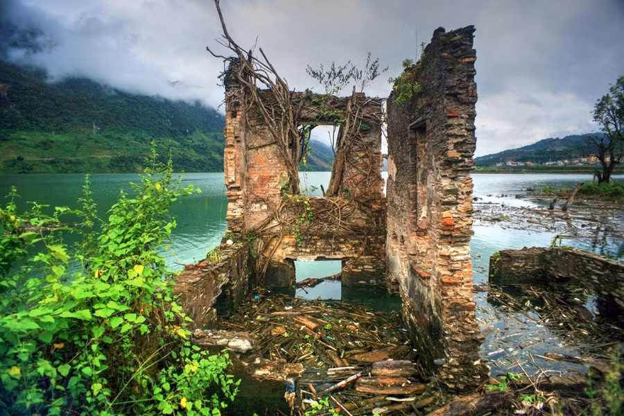 Dấu tích dinh thự chúa Thái Đèo Văn Long.