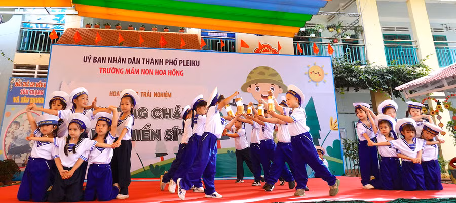 Những tiết mục văn nghệ giao lưu đặc sắc về chủ đề người lính do các bé Trường Mầm non Hoa Hồng biểu diễn. Ảnh: Mộc Trà