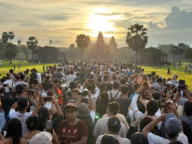 Đông đúc du khách và người dân đến ngắm mặt trời mọc trên đền Angkor vào năm 2022. Ảnh: PP