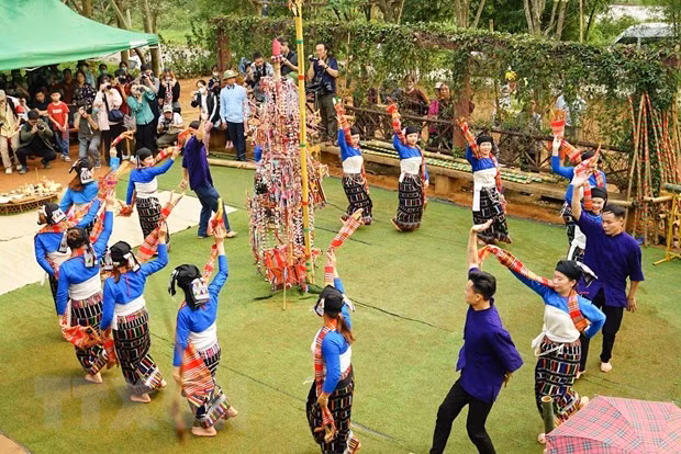 Tiết mục múa mừng lễ hội Chá Mùn của đồng bào dân tộc Thái, tỉnh Thanh Hóa. (Ảnh: Khánh Hòa/TTXVN)
