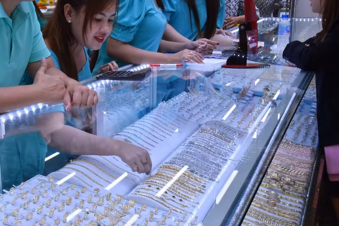 Giá vàng hôm nay của thế giới giảm một mạch 34 USD xuống còn 1.816 USD/ounce lúc 6 ngày 8-3.