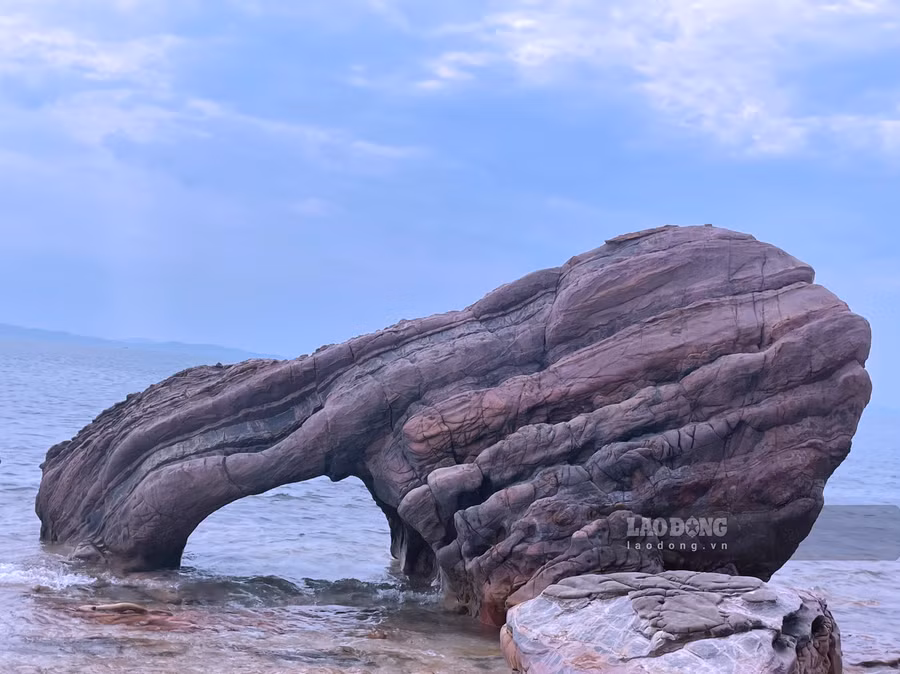 Ông Nguyễn Hải Linh - Trưởng phòng Văn hóa thông tin và du lịch huyện đảo Cô Tô cho biết: “Hiện tại ở Cô Tô những điểm đẹp, độc và và thuận tiện như con đường cát và đảo Cá Chép góp phần tăng trải nghiệm, kéo dài thời gian lưu trú của du khách đến huyện đảo, giúp kinh tế của người dân địa phương phát triển hơn. Đồng thời giúp kết nối du lịch đảo Thanh Lân và trung tâm thị trấn Cô Tô”. Ảnh: Lương Hà