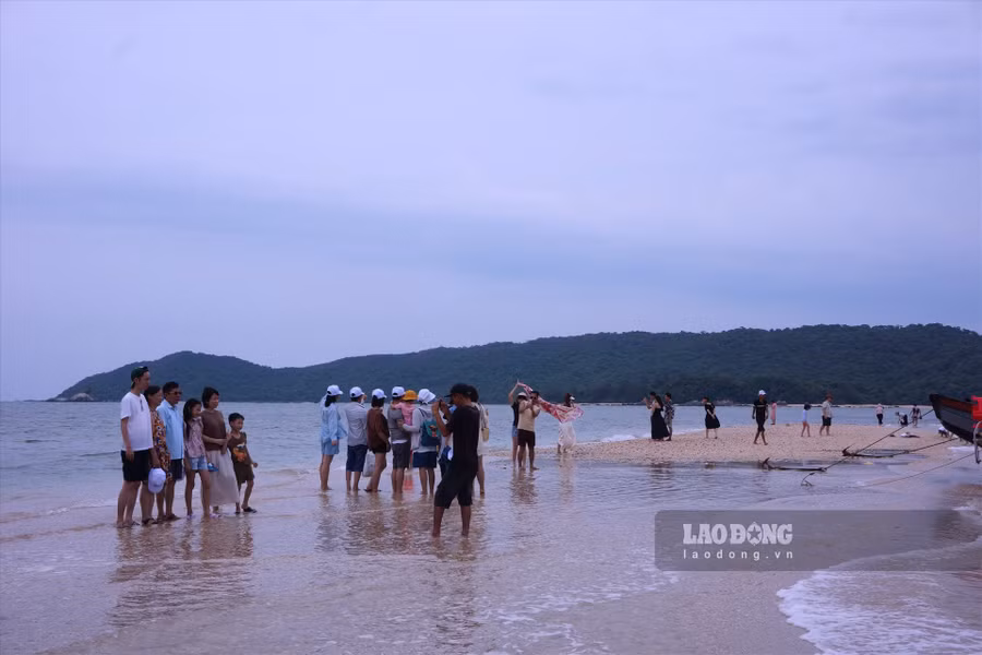 Đầu tháng 7 đến nay (21.7), huyện đảo Cô Tô đón 60.000 khách, lượt lưu trú và có thời gian lưu trú lâu hơn khi trung bình mỗi khách tới đảo nghỉ trên 2 đêm. Ảnh: Lương Hà