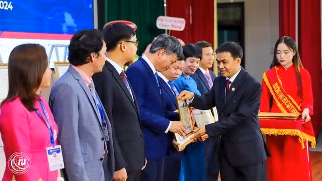 PGS-TS Đoàn Đức Tùng trao giấy khen cho các tập thể có thành tích xuất sắc trong năm học 2023 - 2024. Ảnh: Bảo Thuận
