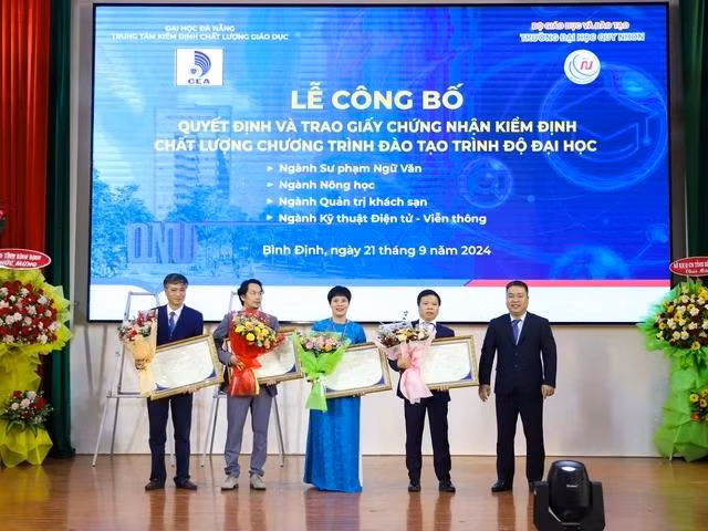 Trao chứng nhận kiểm định chất lượng 4 ngành đào tạo của Trường ĐH Quy Nhơn. Ảnh: Bảo Thuận