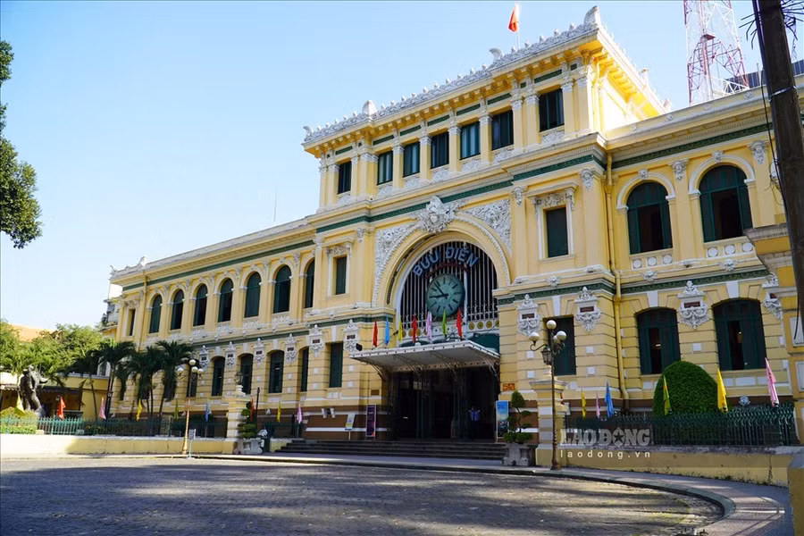 Mặt tiền bưu điện TP Hồ Chí Minh. Ảnh: Ngọc Lê