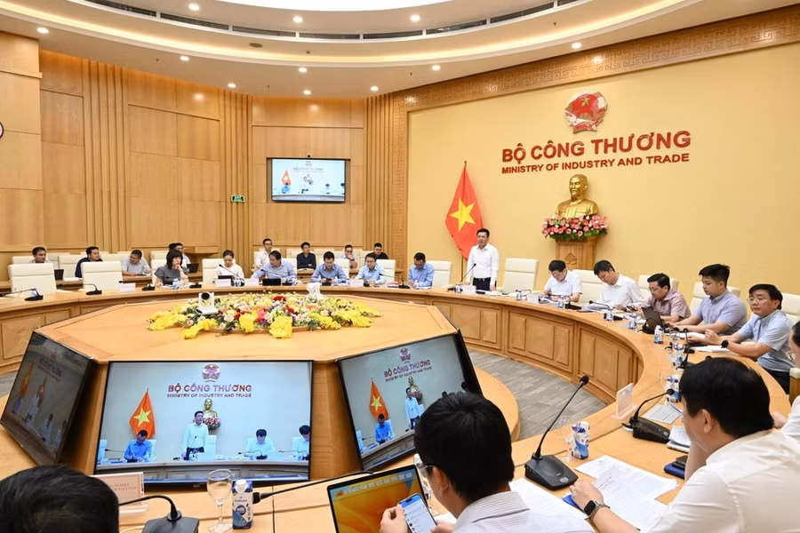 Bộ trưởng Nguyễn Hồng Diên làm việc với EVN, TKV, PVN, Tổng Công ty Đông Bắc về Kế hoạch cung cấp điện và vận hành hệ thống điện Quốc gia trong những tháng cao điểm mùa khô năm 2024. (Ảnh: PV/Vietnam+)